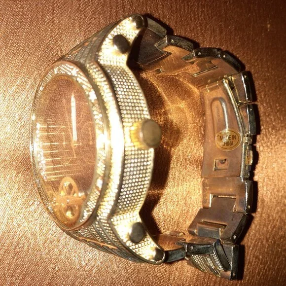 👤 VINTAGE DAIMOND INCLOSED ROYALTON WATCH ( NEEDS NEW BATTERY ) -    $30 - Picture 7 of 12